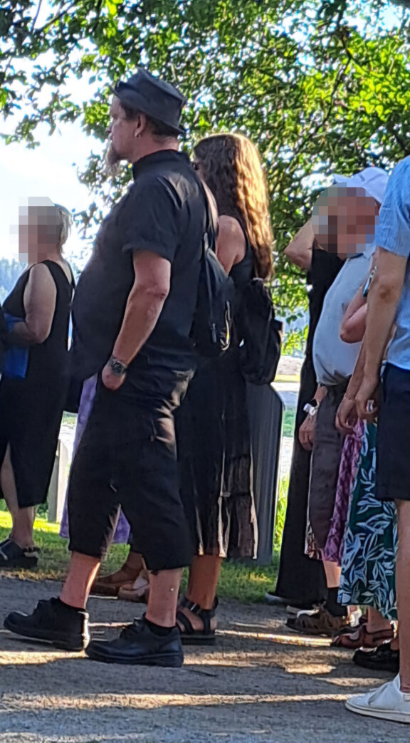 Villen arkinen asukokonaisuus pisti oopperakävijän silmään.