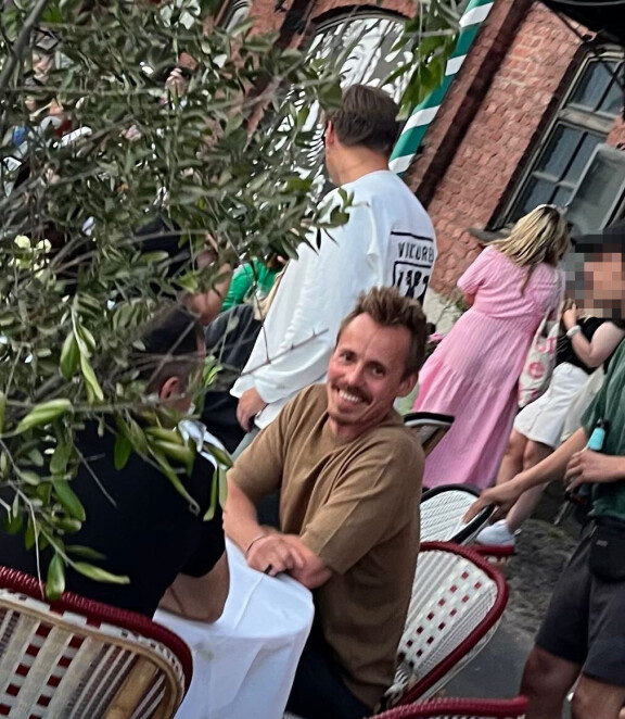 Jasper naureskeli vapautuneesti ystäviensä kanssa.