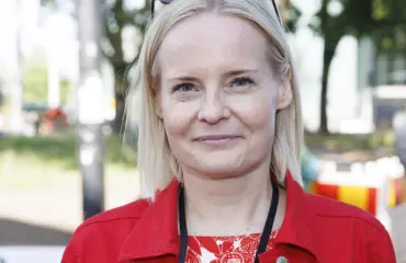 Riikka Purra viiletti Kreetalla villeissä pantteripöksyissä – kuvat!