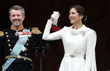 Tältä pettämiskohussa ryvettynyt kuningas Frederik näyttää hiekkarannalla