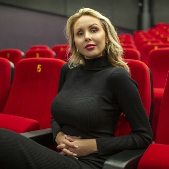 Helsingin Töölössä sijaitseva Korjaamo Kino on jälleen avannut ovensa. Se on ilouutinen Sointu Borgille, joka tunnustautuu elokuvien ystäväksi. Helsingin Töölössä sijaitseva Korjaamo Kino on jälleen avannut ovensa. Se on ilouutinen Sointu Borgille, joka tunnustautuu elokuvien ystäväksi.