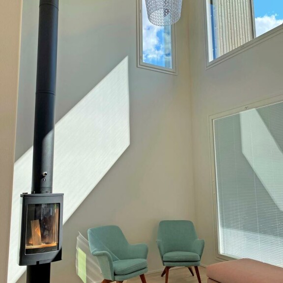 Korkean ja valoisan olohuoneen sydän on takka, joka lämmittää syksyn viilenevissä illoissa. Korkean ja valoisan olohuoneen sydän on takka, joka lämmittää syksyn viilenevissä illoissa.