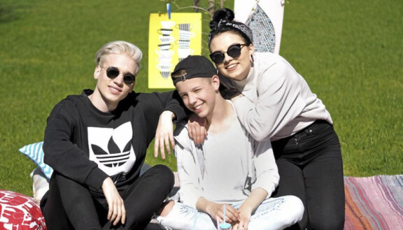 Tuuren vieraana olivat muun muassa vloggaajat Naag ja Veronica Verho. Summeri