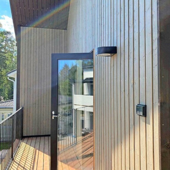 Hannan makuuhuoneesta pääsee suoraan avaralle parvekkeelle. Hannan makuuhuoneesta pääsee suoraan avaralle parvekkeelle.