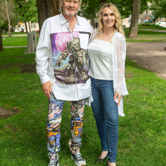 Jannike nousi alun perin tunnetuksi vuoden 2008 Idols-kisasta, jossa hän sijoittui yhdeksänneksi. Johnny taas voitti Euroviisut laulajana vuosina 1980 ja 1987, sekä lisäksi säveltäjänä vuonna 1992. Johnny ja Jannike