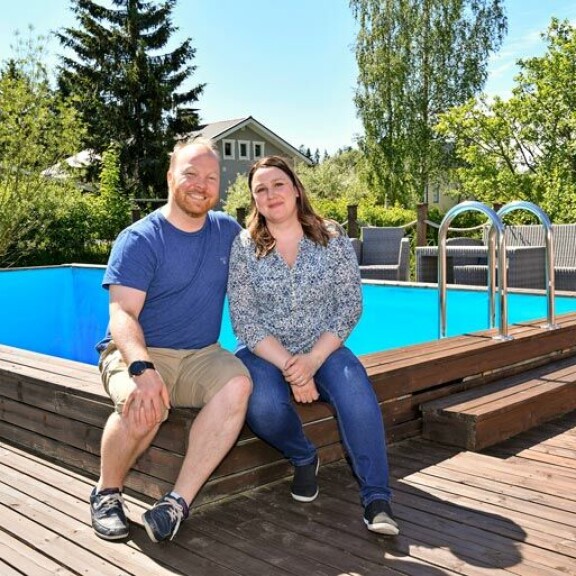 Uuteen kotiin ei tule Anniinan ja Villen mukaan uima-allasta, mutta poreallas on suunnitteilla. Uuteen kotiin ei tule Anniinan ja Villen mukaan uima-allasta, mutta poreallas on suunnitteilla.