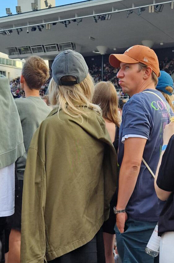 Sonja Kailassaari ja Aku Hirviniemi olivat molemmat sonnustautuneet lippiksiin. Aku oli myös ostanut Coldplayn bändipaidan.