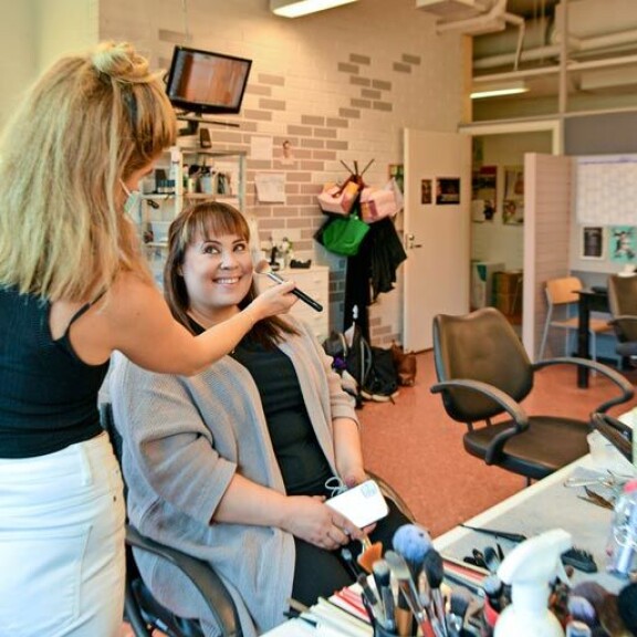 Hannan parisuhde toimii moitteetta. – Mies sanoi minulle aamulla, että kerro vain, että mies haluaa golfata todella paljon. Ja sitä hän kyllä tykkää tehdä! Hannan parisuhde toimii moitteetta. – Mies sanoi minulle aamulla, että kerro vain, että mies haluaa golfata todella paljon. Ja sitä hän kyllä tykkää tehdä!