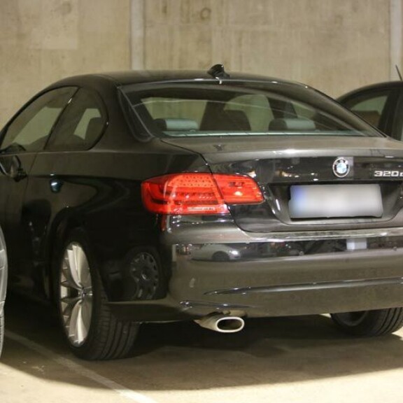 Kohuyön pesänä toimi Jennin musta BMW, josta löytyisi istumapaikkoja neljällekin. Kohuyön pesänä toimi Jennin musta BMW, josta löytyisi istumapaikkoja neljällekin.