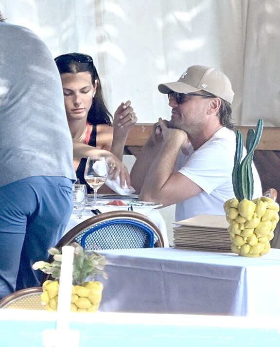 Leo ja mallirakas lounastivat Neranon rannikolla. Seuraan liittyi myös muun muassa Leon ystävä Tobey Maguire