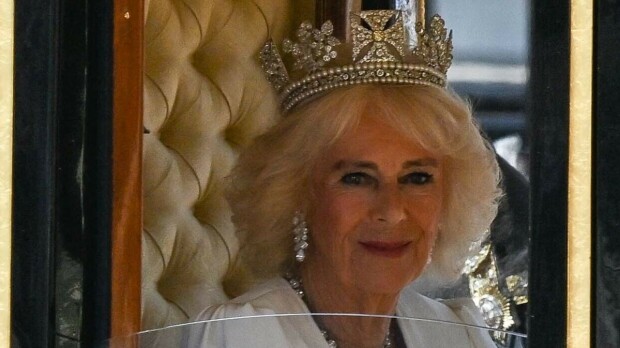 Mitä ihmettä, Camilla? Kuningatar pussasi exäänsä