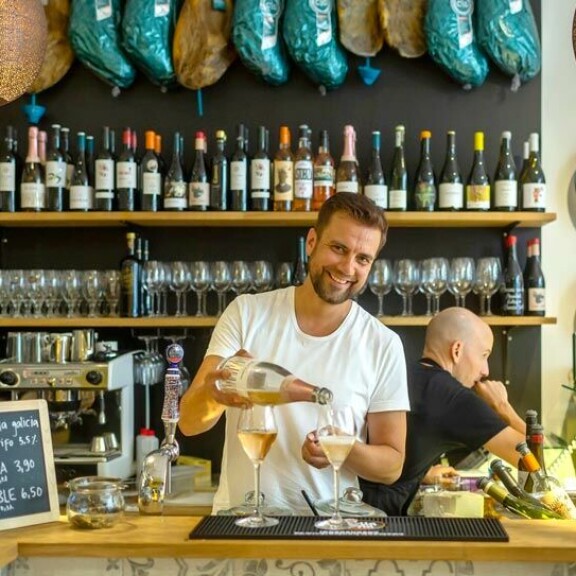 Antti ja Jaime avasivat toukokuussa La Taperia -tapas- ja viiniravintolan aivan Helsingin ytimeen vilkaalle Uudenmaankadulle. Antti ja Jaime avasivat toukokuussa La Taperia -tapas- ja viiniravintolan aivan Helsingin ytimeen vilkaalle Uudenmaankadulle.