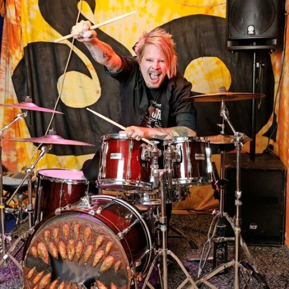 – Näillä kannuilla on soitettu levylle Hard Rock Hallelujah, aikoinaan Kita-nimellä Lordissa rummuttanut Sampsa Astala kertoilee. – Näillä kannuilla on soitettu levylle Hard Rock Hallelujah, aikoinaan Kita-nimellä Lordissa rummuttanut Sampsa Astala kertoilee.