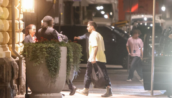 Yhtyeen basisti Guy Berryman majoittui samassa hotellissa Jonnyn ja Willin kanssa.