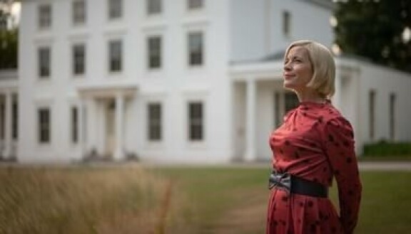 Dokumentissa Lucy vierailee Agathan kotikartanossa, jossa on kuvattu Hercule Poirot -elokuva.