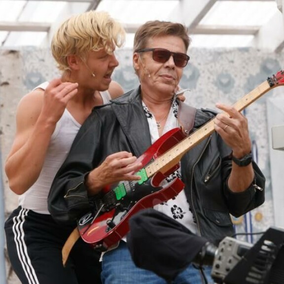 Jussi-Petteri Peräisen esittämä Matti tulistuu helposti. Kitaravirtuoosi Jussi Niemi esittää näytelmässä itseään. Jussi-Petteri Peräisen esittämä Matti tulistuu helposti. Kitaravirtuoosi Jussi Niemi esittää näytelmässä itseään.