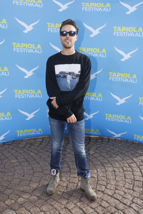 Leo edusti rennossa tilaisuudessa trendikkäässä tyylissään.