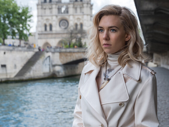 Valkoinen leski (Vanessa Kirby) Notre Damen kirkon edessä, taustalla Seine-joki.