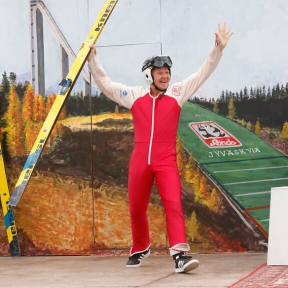 Vilppulan lahja kotimaiselle näyttömötaiteelle: Jussi-Petteri Peräinen osaa ottaa yleisönsä. Vilppulan lahja kotimaiselle näyttömötaiteelle: Jussi-Petteri Peräinen osaa ottaa yleisönsä.