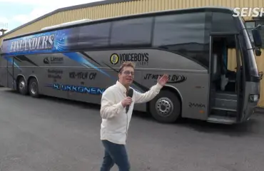 Finlandersin Aarne Hartelin nauttii vessasta keikkamatkoilla! Suosikkimuusikko esittelee yhtyeen uuden keikkabussin – kuvat ja video! 