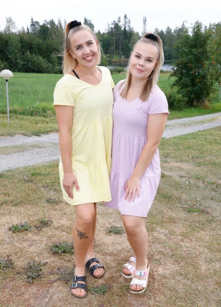 Riina Puikkonen ja Hanna Nuija vastaavat laulunäytelmän vauhdikkaista tansseista. Riina Puikkonen ja Hanna Nuija vastaavat laulunäytelmän vauhdikkaista tansseista.