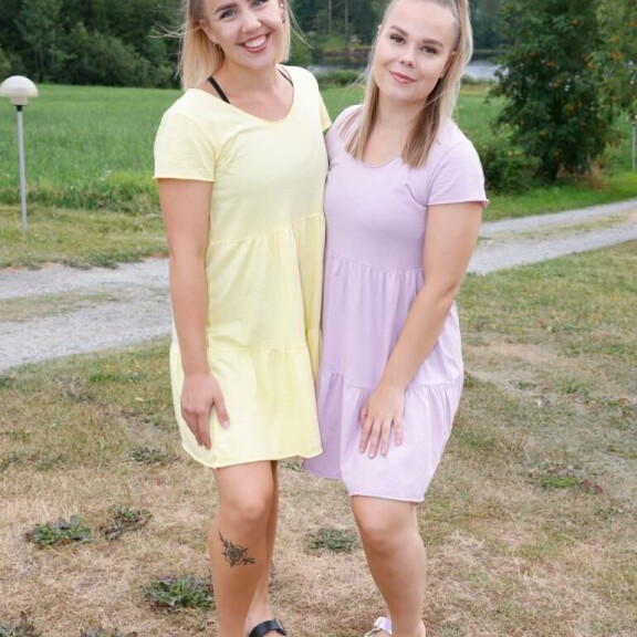 Riina Puikkonen ja Hanna Nuija vastaavat laulunäytelmän vauhdikkaista tansseista. Riina Puikkonen ja Hanna Nuija vastaavat laulunäytelmän vauhdikkaista tansseista.