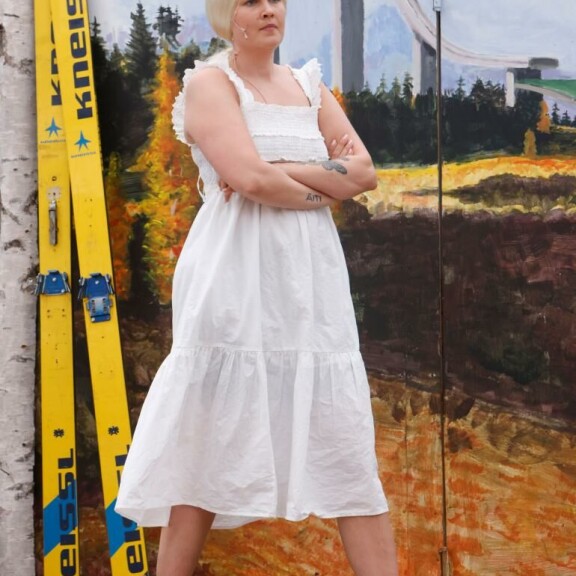 Matti Nykäsen tytär Eveliina Mäntykangas tekee näytelmässä teatteridebyyttinsä. Matti Nykäsen tytär Eveliina Mäntykangas tekee näytelmässä teatteridebyyttinsä.