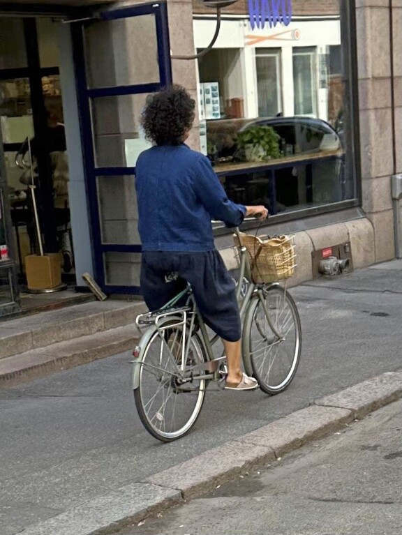 Mintun pyöräily taittui kävelijöiden kaistalla.