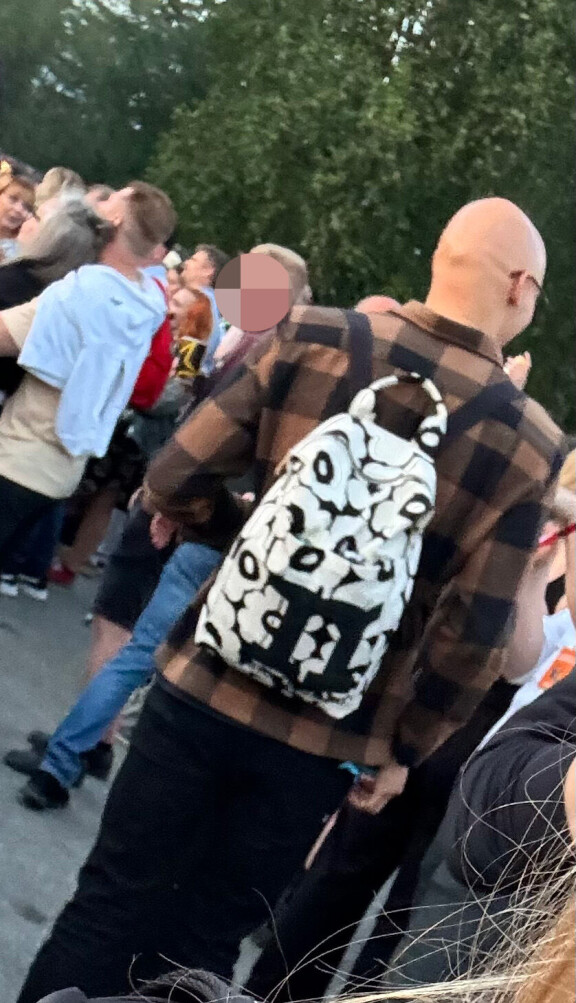 Matti fiilisteli ystäväseurueensa kanssa festareilla.