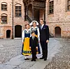 Victorian noustessa kuningattareksi, pysyy Daniel hänen vierellään prinssinä.