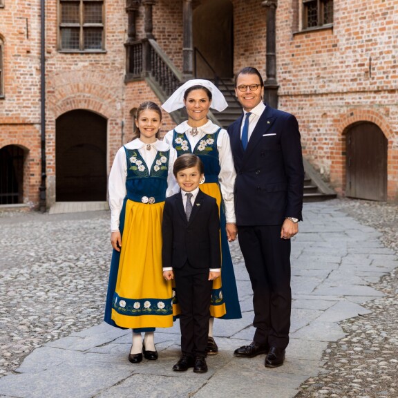 Victorian noustessa kuningattareksi, pysyy Daniel hänen vierellään prinssinä.