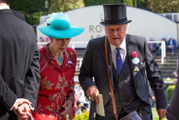 Exät Ascotissa. Edellisen kerran Andrew Parker Bowles nähtiin kesäkuussa Ascotissa, sillä kertaa seuranaan Charelsin vaimon sijaan tämän sisko, prinsessa Anne. Molemmat ovat Andrew'n ex-heiloja.