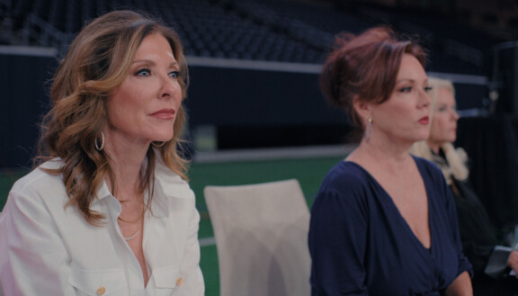 Charlotte Jones (oik.) ja Kelly Finglass koe-esiintymisessä. Dallasin cheerleaderit