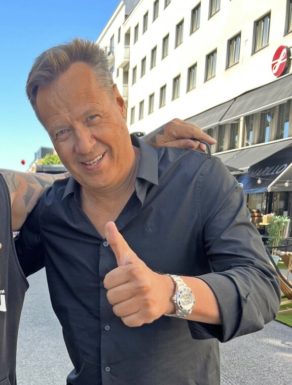 Tässä Porin SuomiAreenassa kesäkuussa otetussa kuvassa Kale Puonnin kädessä komeilee Aku Hirviniemeltä aiemmin keväällä ostettu Rolex Submariner -luksuskello.