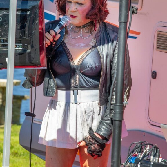 Itse itselleen keikan järjestänyt Markus yllättyi yleisön positiivisesta vastaanotosta. – Kai se pittää ruveta treenaamaan, kun kerran onnistuu tuo laulaminen. Itse itselleen keikan järjestänyt Markus yllättyi yleisön positiivisesta vastaanotosta. – Kai se pittää ruveta treenaamaan, kun kerran onnistuu tuo laulaminen.