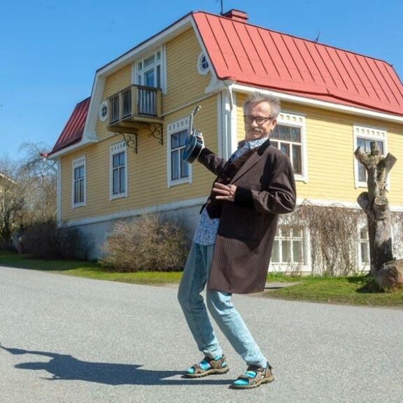 Freeman, ukulele ja talo, jonka ullakolla syntyivät hänen suurimmat hittinsä. Freeman, ukulele ja talo, jonka ullakolla syntyivät hänen suurimmat hittinsä.