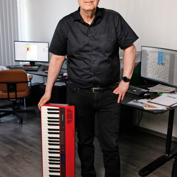 Sanaruutujen takana on kova musiikkimies. Eki sanoittaa lauluja, ja koskettimet ovat sävellystyötä varten. Sanaruutujen takana on kova musiikkimies. Eki sanoittaa lauluja, ja koskettimet ovat sävellystyötä varten.