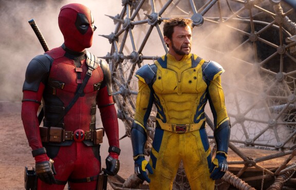Deadpool (Ryan Reynolds) ja Wolverine (Hugh Jackman) yrittävät pelastaa Deadpoolille tärkeän aikajanan.