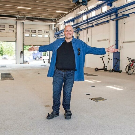 Valtavaan vuokrahalliin mahtuu monta matkailuatoa. – Yhtä autoa voidaan vastaanottaa samalla, kun toista siivotaan ja kolmatta luovutetaan uusille asiakkaille. Valtavaan vuokrahalliin mahtuu monta matkailuatoa. – Yhtä autoa voidaan vastaanottaa samalla, kun toista siivotaan ja kolmatta luovutetaan uusille asiakkaille.