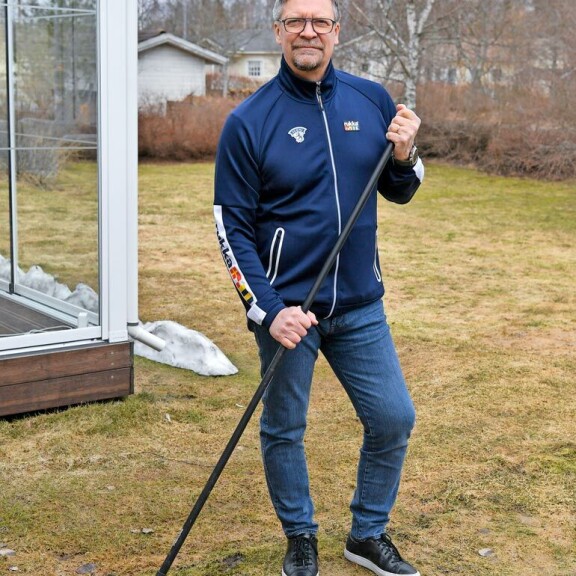 Harava heilumaan! – Nurmikko näkyy olevan vähän lommoilla roudan jäljiltä. Kun on mökkikin, ei aina jaksa panostaa pihaan, maailmanmestarivalmentaja Jukka Jalonen tuumii. Harava heilumaan! – Nurmikko näkyy olevan vähän lommoilla roudan jäljiltä. Kun on mökkikin, ei aina jaksa panostaa pihaan, maailmanmestarivalmentaja Jukka Jalonen tuumii.