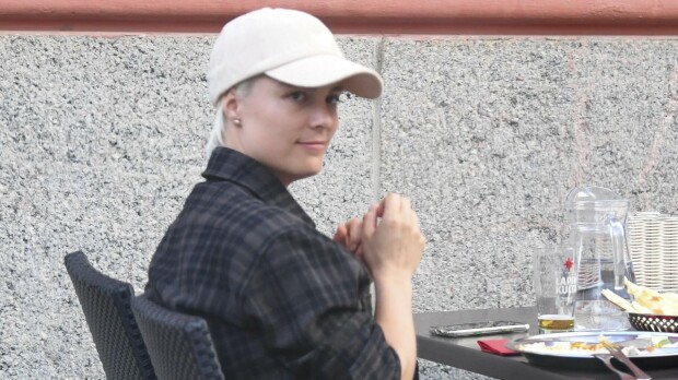 Kiira Korpi nautti päiväkaljat ystävättären kanssa – paparazzikuvat!