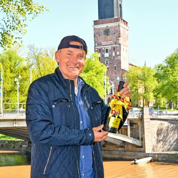 Televisiokasvo on innoissaan saamastaan syntymäpäivälahjasta. – Kiitos kuohuvasta, Seiska! Televisiokasvo on innoissaan saamastaan syntymäpäivälahjasta. – Kiitos kuohuvasta, Seiska!