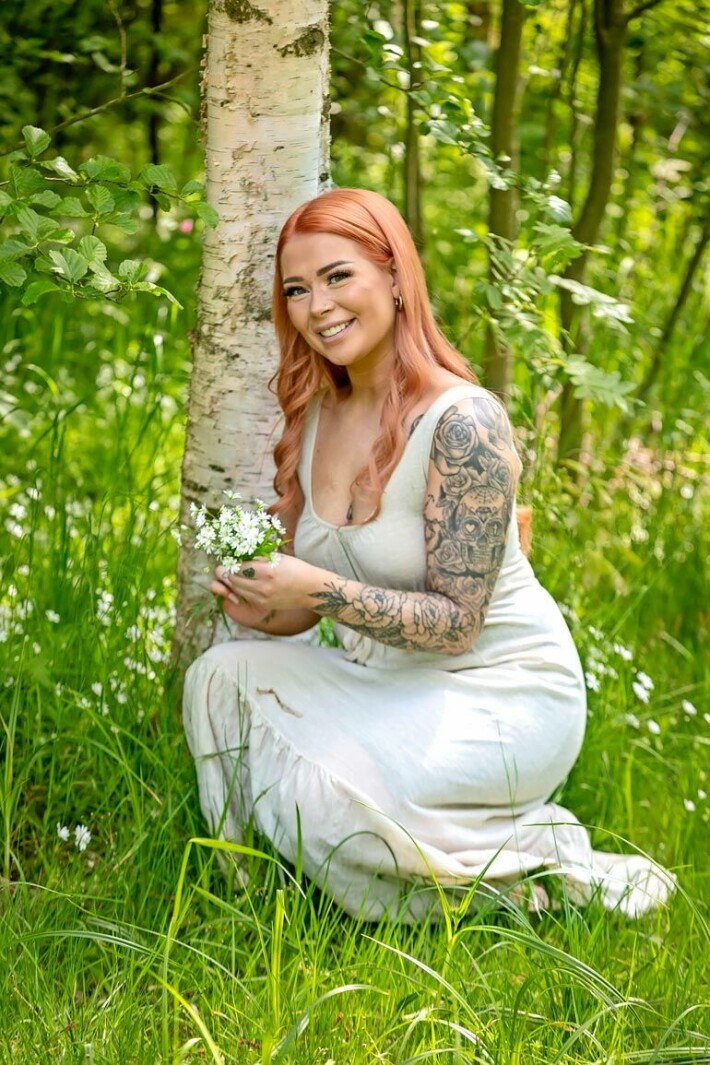Juhannusiltana Jenna haluaa istua terassilla saunanraikkaana ja tukka märkänä juomassa kylmää olutta hyvässä seurassa. Juhannusiltana Jenna haluaa istua terassilla saunanraikkaana ja tukka märkänä juomassa kylmää olutta hyvässä seurassa.