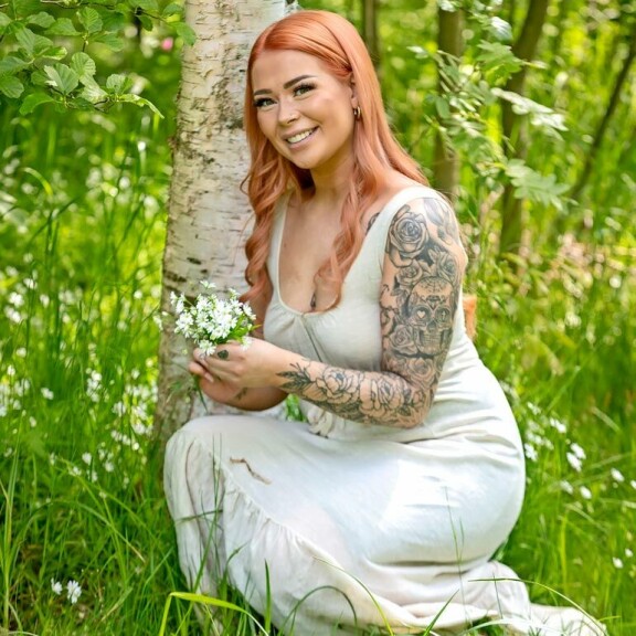 Juhannusiltana Jenna haluaa istua terassilla saunanraikkaana ja tukka märkänä juomassa kylmää olutta hyvässä seurassa. Juhannusiltana Jenna haluaa istua terassilla saunanraikkaana ja tukka märkänä juomassa kylmää olutta hyvässä seurassa.