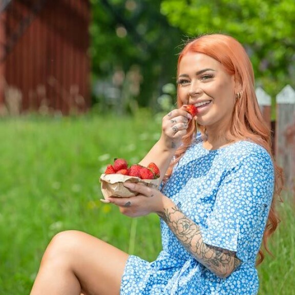 – Minulla tapaa lähteä kesäiltoina aina laukalle, tosi-tv-tähti paljastaa ja puraisee palan makeasta mansikasta. – Minulla tapaa lähteä kesäiltoina aina laukalle, tosi-tv-tähti paljastaa ja puraisee palan makeasta mansikasta.