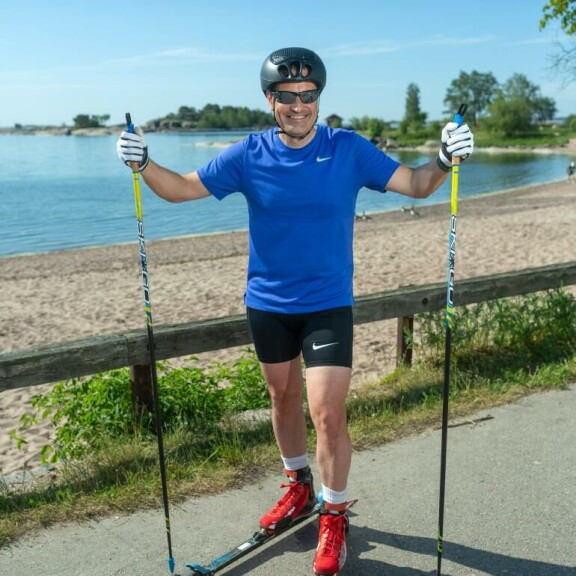 Lahtelainen ultrahiihtäjä Teemu Virtanen, 53, lähti torstaina rullahiihtämään Hangosta Utsjoelle. Perillä hänen pitäisi olla puolentoista viikon päästä ja 1600 kilometriä rikkaampana. Lahtelainen ultrahiihtäjä Teemu Virtanen, 53, lähti torstaina rullahiihtämään Hangosta Utsjoelle. Perillä hänen pitäisi olla tulevana viikonloppuna.