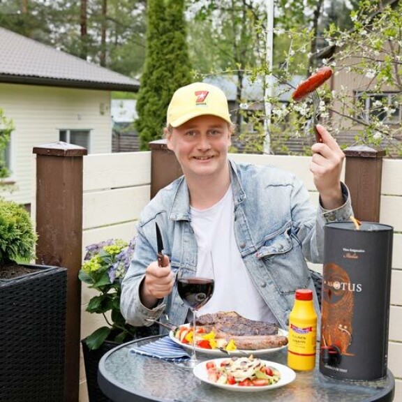 – Olen pihvityyppi ja rakastan punaista lihaa, mutta vihanneksetkin maistuvat. – Olen pihvityyppi ja rakastan punaista lihaa, mutta vihanneksetkin maistuvat.