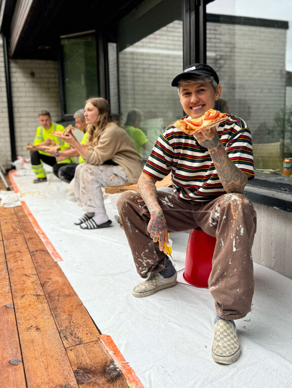 Nata jakoi pizzaa ja virvokkeita porukalleen, jotta kaikki jaksavat puurtaa. Myös Seiskan toimittajat saivat osansa herkuista.