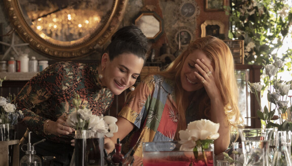 Alyssa (Jenny Slate) auttelee Lily Bloomin kukkakaupassa.