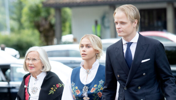 Marius nähtiin isoäitinsä ja tyttöystävänsä kanssa Sverre Magnuksen konfirmaatiossa.